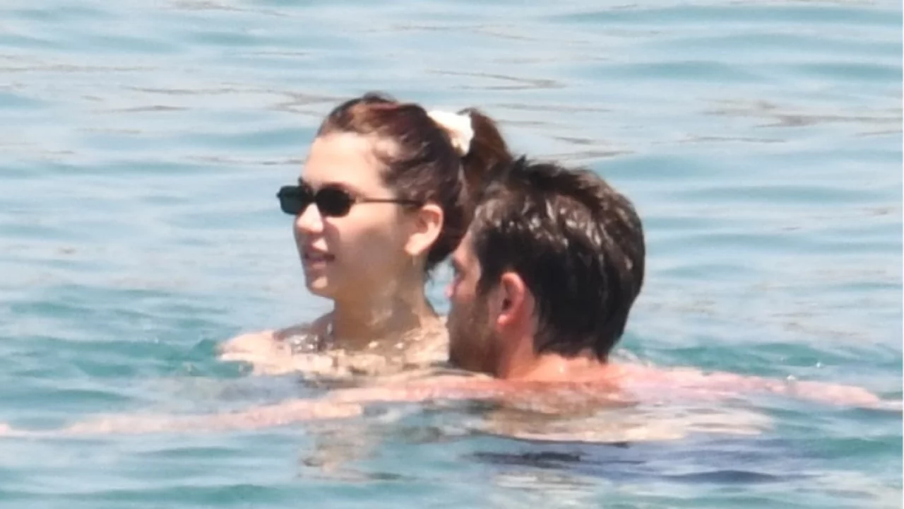 Emre Bey ve Ecem Sena Bayır Bodrum'da g&ouml;r&uuml;nt&uuml;lendi! Tatil keyfi objektiflere yansıdı