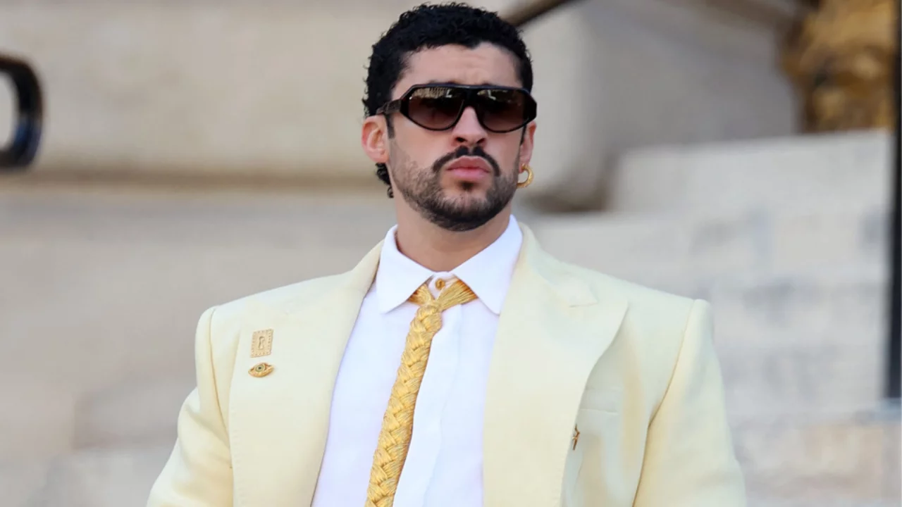 Bad Bunny'nin Paris Moda haftası g&ouml;r&uuml;n&uuml;m&uuml; g&uuml;ndem oldu! Cesur tarzıyla dikkat &ccedil;ekti