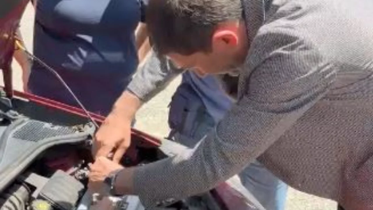 Bursa'dan gelen ailenin aracı yolda kaldı, belediye başkanı motorun başına ge&ccedil;ti!