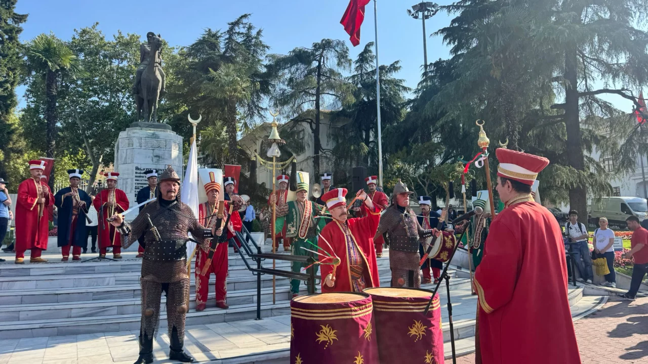 Halk danslarının kalbi Bursa'da atacak! 38.Altın Karag&ouml;z Festivali kortejle başladı!