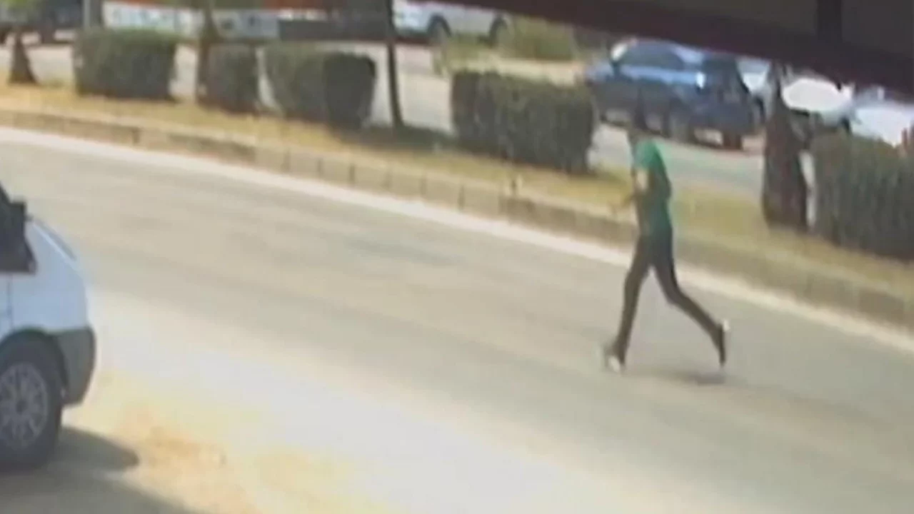 Adliye &ouml;n&uuml;nde &ccedil;ıkan kavgada silahlar konuştu! 2 yaralı var...