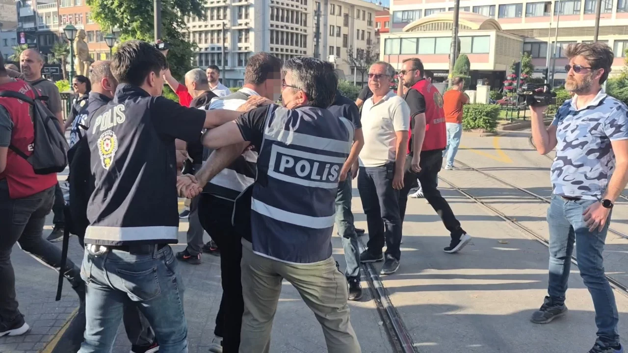 Eskişehir'de NATO gerilimi: İzinsiz eylemde polis m&uuml;dahalesi, &ccedil;ok sayıda g&ouml;zaltı