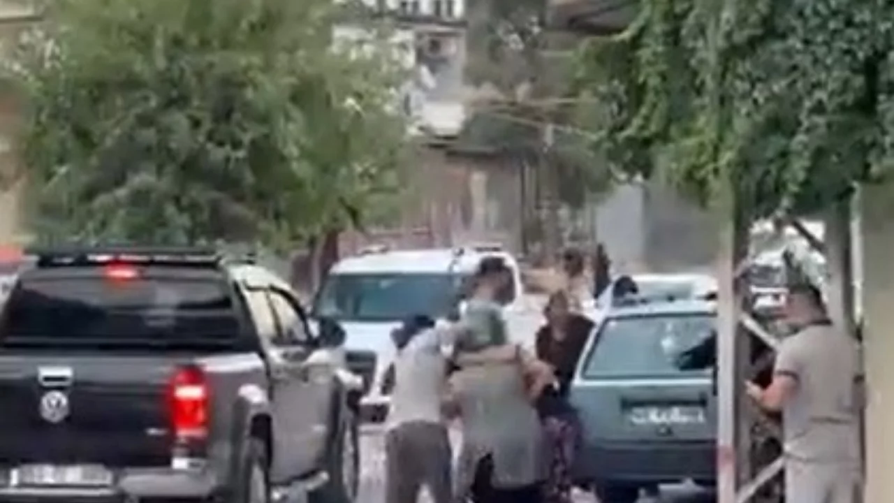 Mahalle savaş alanına döndü! Kadınların kavgasında yaralananlar var