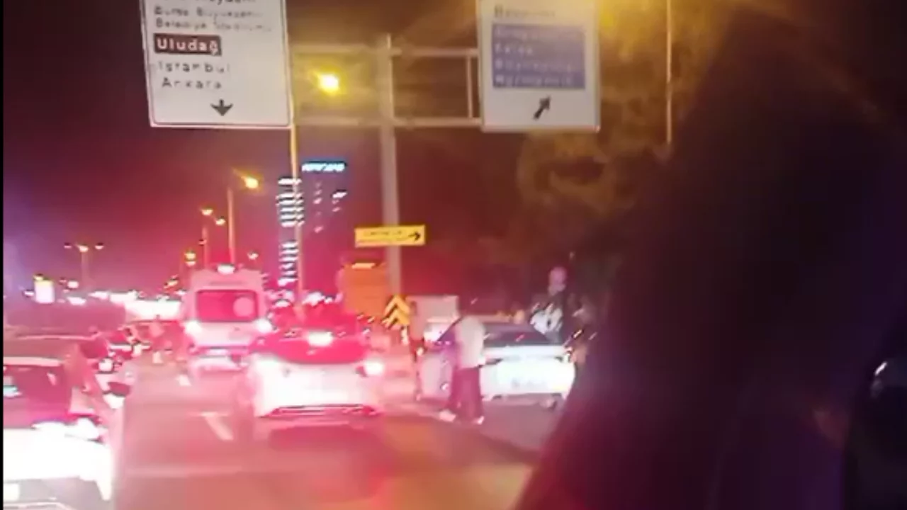 Bursa Acemler'de feci kaza! Bariyerlere &ccedil;arpan otomobilde 1 ağır yaralı
