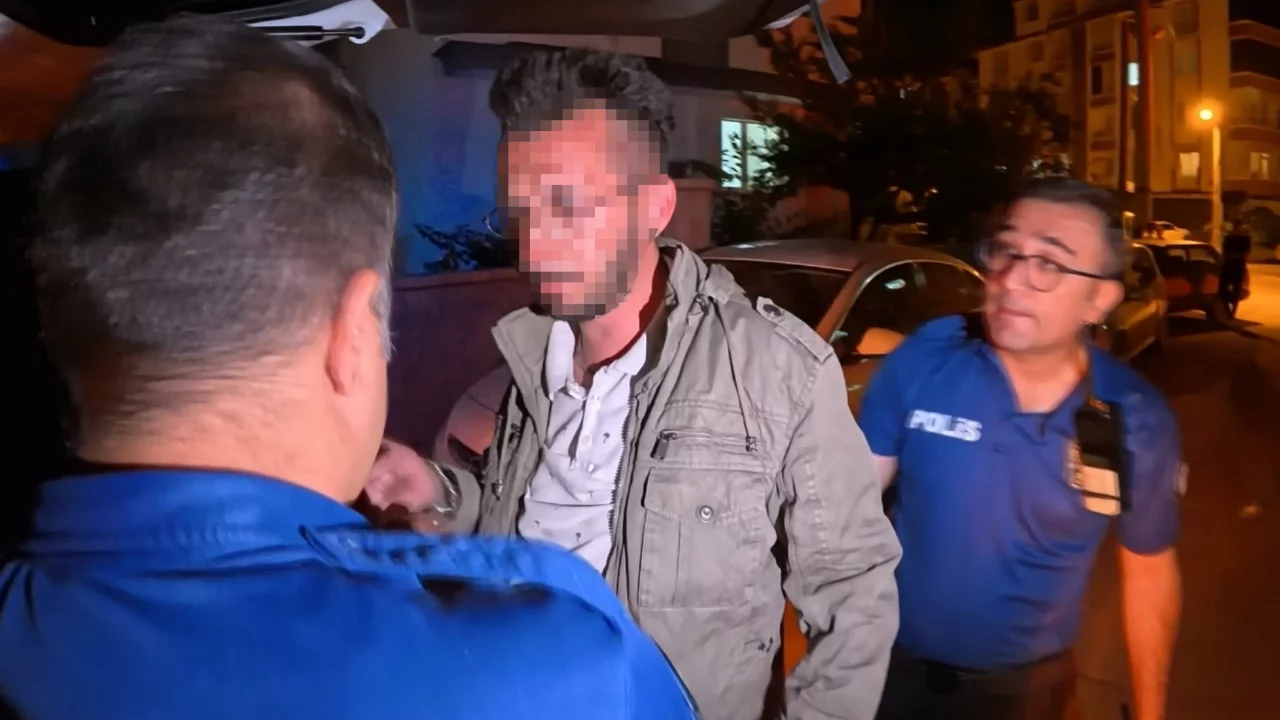 Evinin &ouml;n&uuml;ne park edilen kargo aracını yakmaya kalktı! Kameralar kayıttaydı...