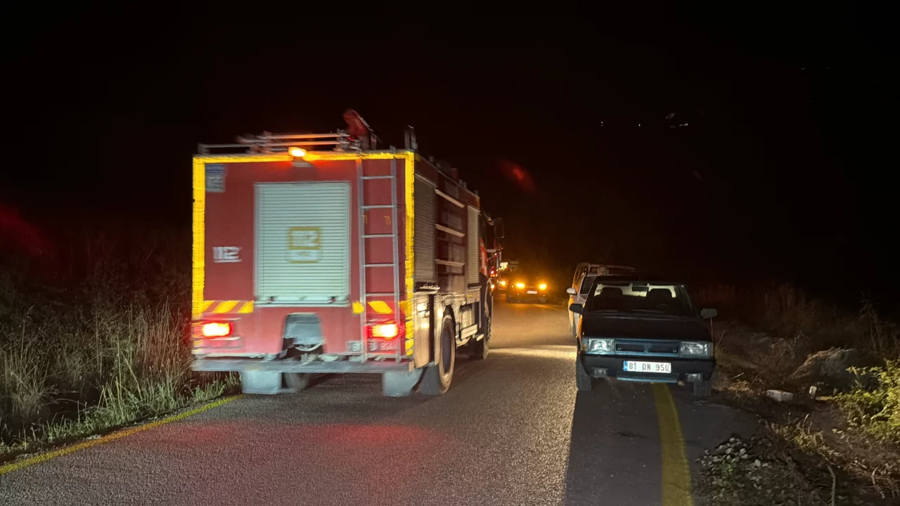 D&uuml;zce'de taksi 50 metrelik şarampole yuvarlandı! Ekipler s&uuml;r&uuml;c&uuml;y&uuml; g&uuml;&ccedil;l&uuml;kle kurtardı