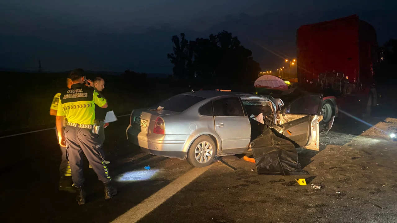 Adana'da park halindeki tıra &ccedil;arpan otomobilde facia! İki kişi yaşamını yitirdi