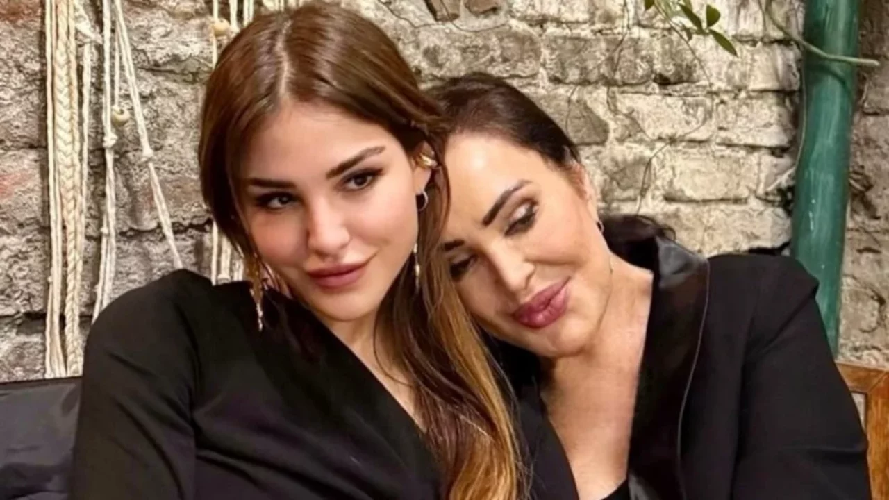 T&uuml;rkan Şoray ile kızı Yağmur &Uuml;nal'dan yıllar sonra aynı kare! Nostaljik paylaşım b&uuml;y&uuml;k ilgi g&ouml;rd&uuml;