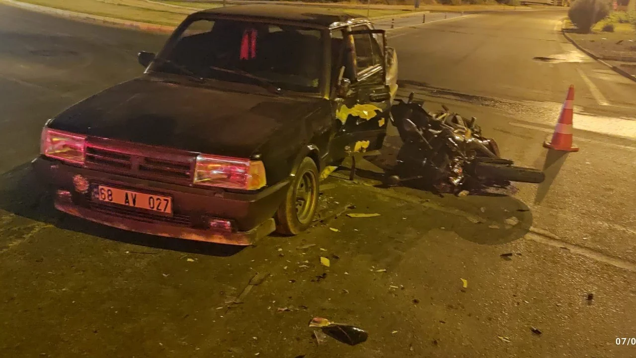 Kavşakta motosiklet ile otomobil çarpıştı! İki kişi hastanelik oldu