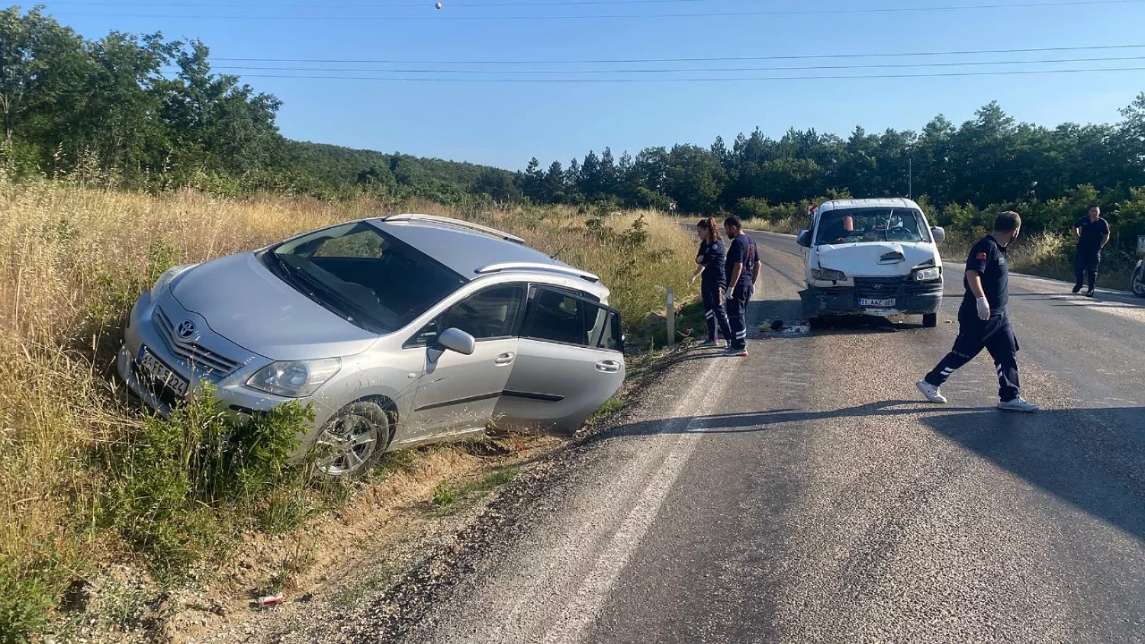 Kamyonetle otomobil çarpıştı! 3 kişi yaralandı