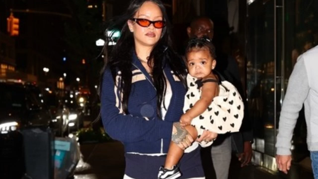 Rihanna kızı Rocki ile New York'ta görüntülendi! Anne-kızın keyifli akşamı dikkat çekti