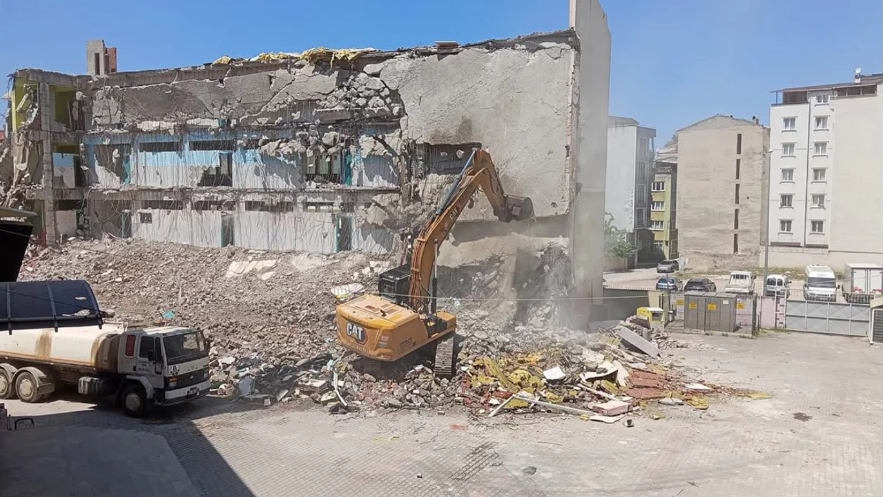Bursa'da riskli okul yıkılmaya başlandı!
