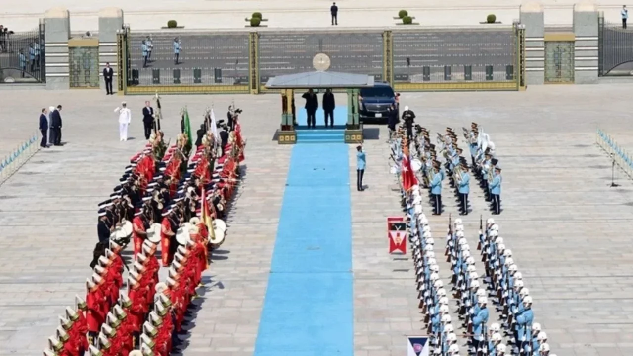 NATO Zirvesi'nde mehter sürprizi! Dünya liderlerinin tepkileri sosyal medyada gündem oldu