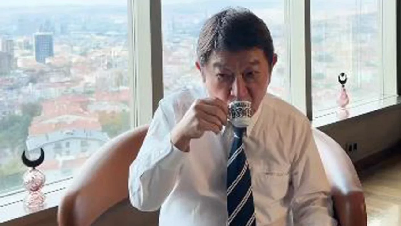 T&uuml;rk kahvesini i&ccedil;ti, fincanı ters &ccedil;evirdi: Japon bakandan dikkat &ccedil;eken anlar...