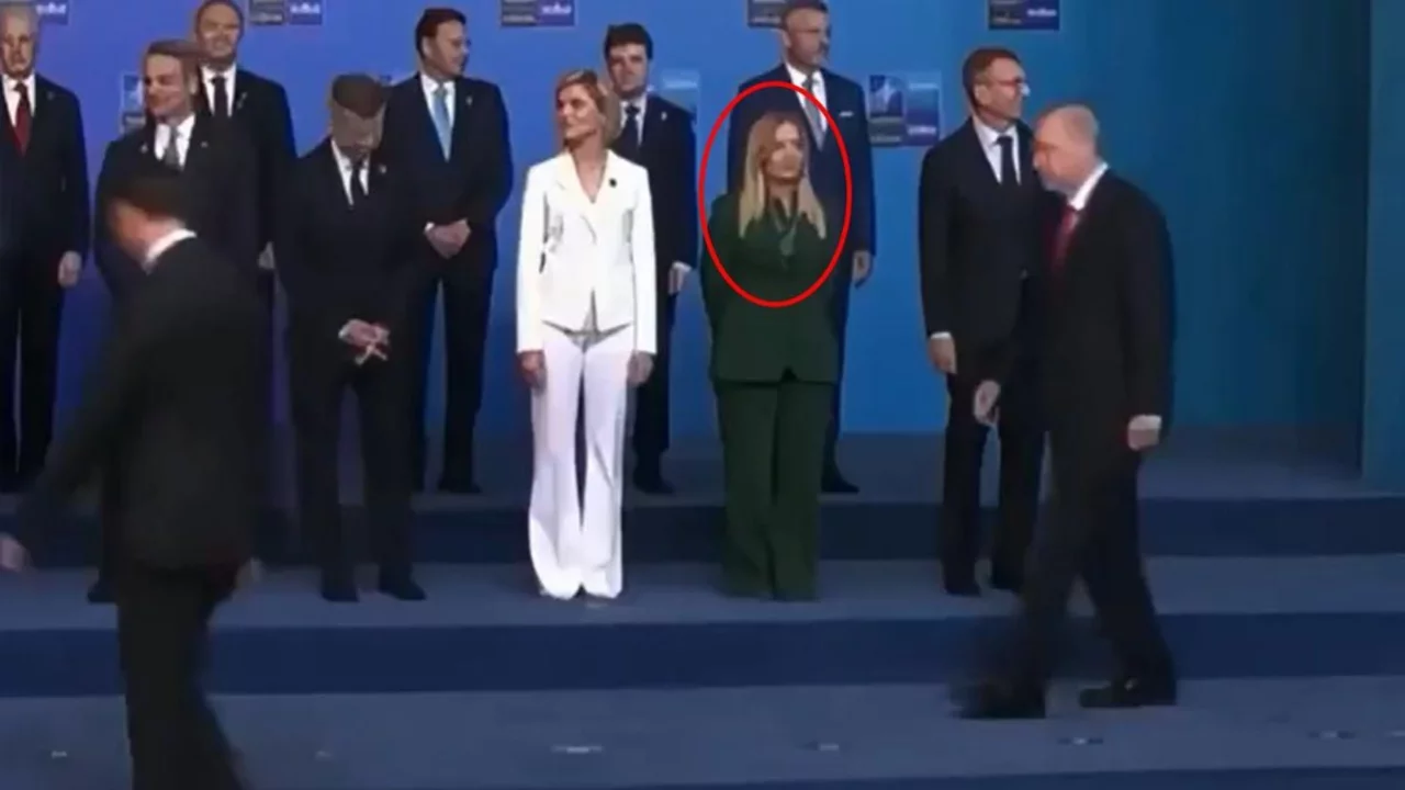 Aile fotoğrafında dikkat &ccedil;eken an! Meloni, Trump'ı g&ouml;r&uuml;nce başını &ccedil;evirdi