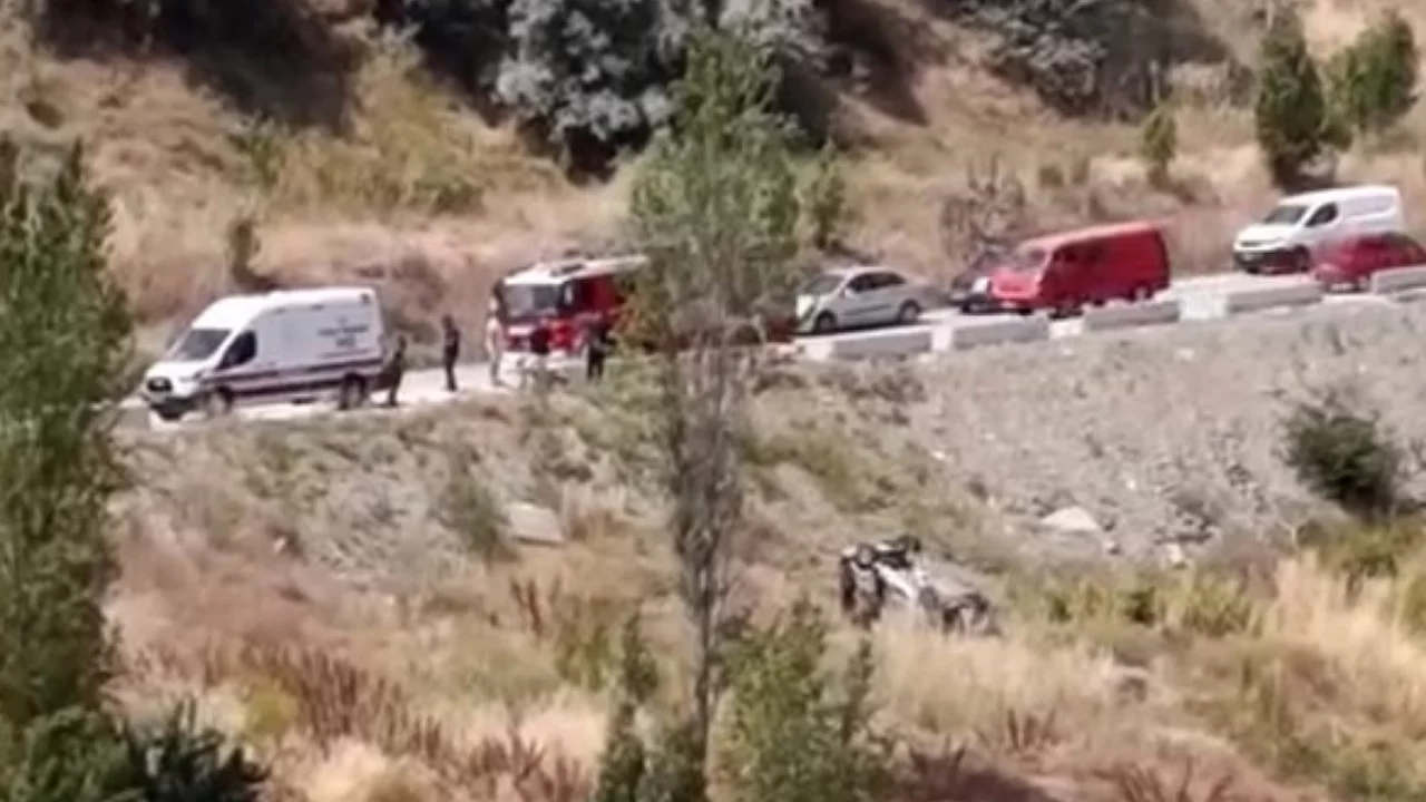 Ankara'da kontrolden &ccedil;ıkan otomobil şarampole yuvarlandı!