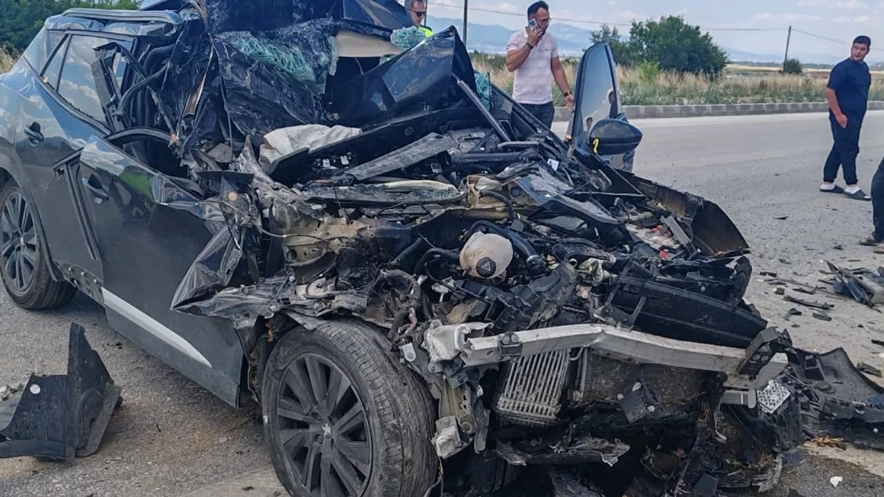 Kamyonete arkadan &ccedil;arpan otomobil hurdaya d&ouml;nd&uuml;