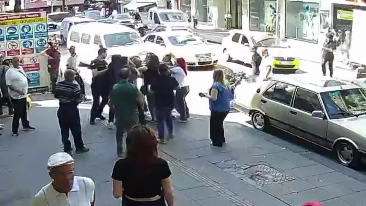 Kaza sonrası sinirler gerildi! Kadın s&uuml;r&uuml;c&uuml;y&uuml; kırılan dikiz aynasıyla darp etti...