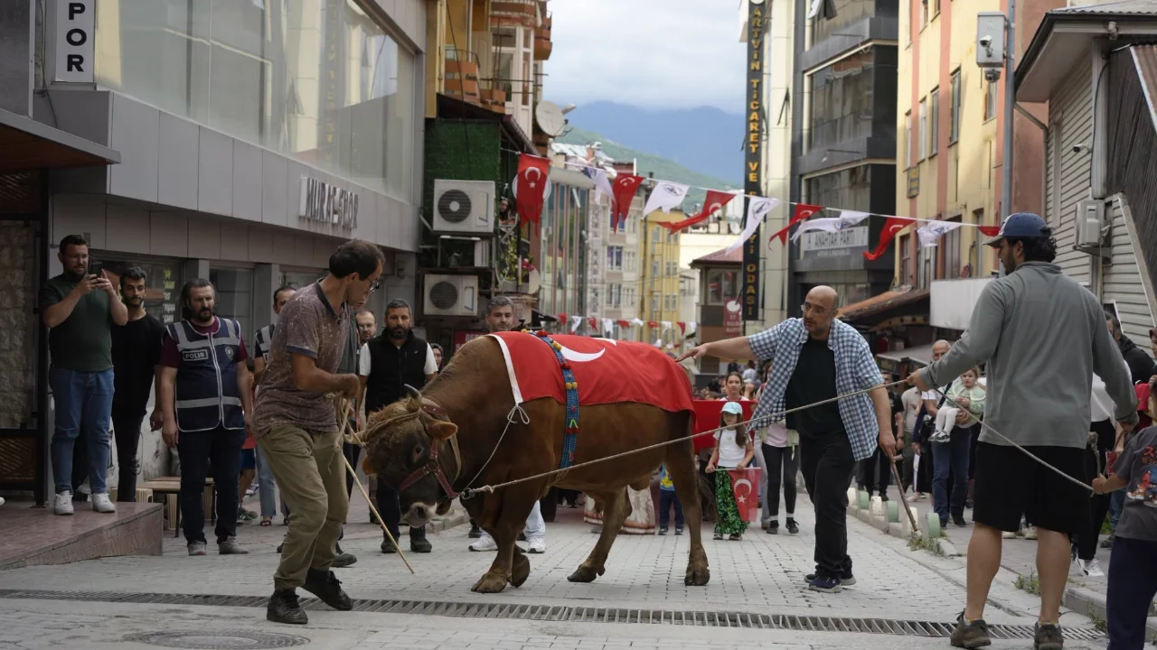 45. Kafkas&ouml;r Festivali Artvin'de g&ouml;rkemli kortejle başladı!