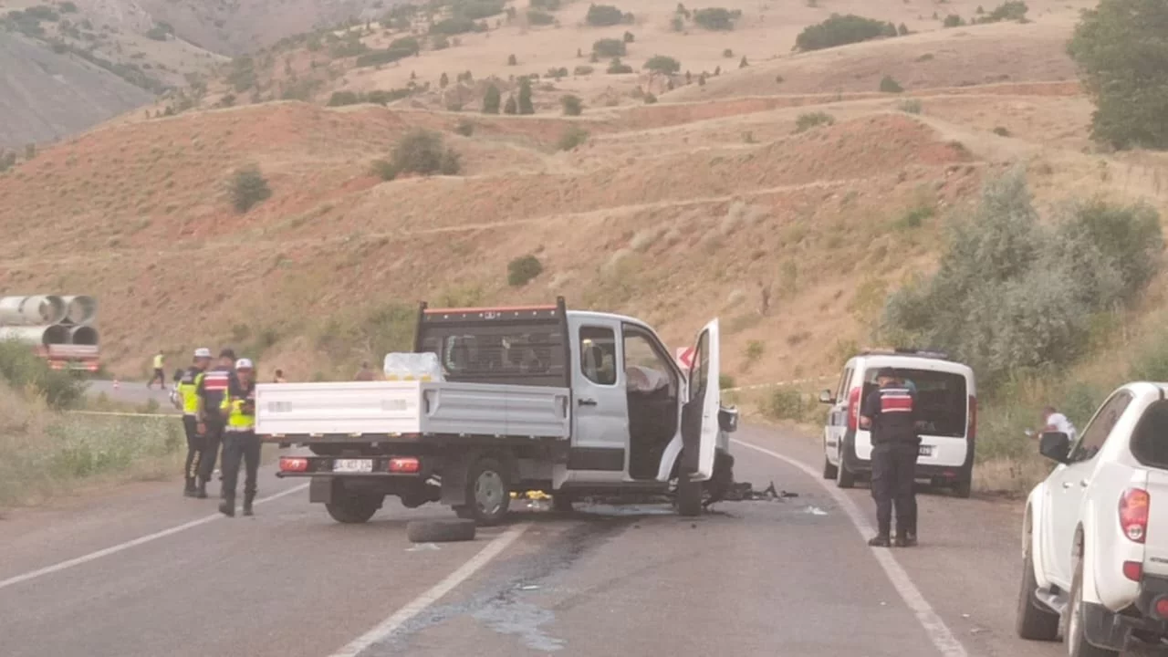 Divriği'de feci kaza: Şerit ihlali iddiası can aldı, 1 kişi yaşamını yitirdi