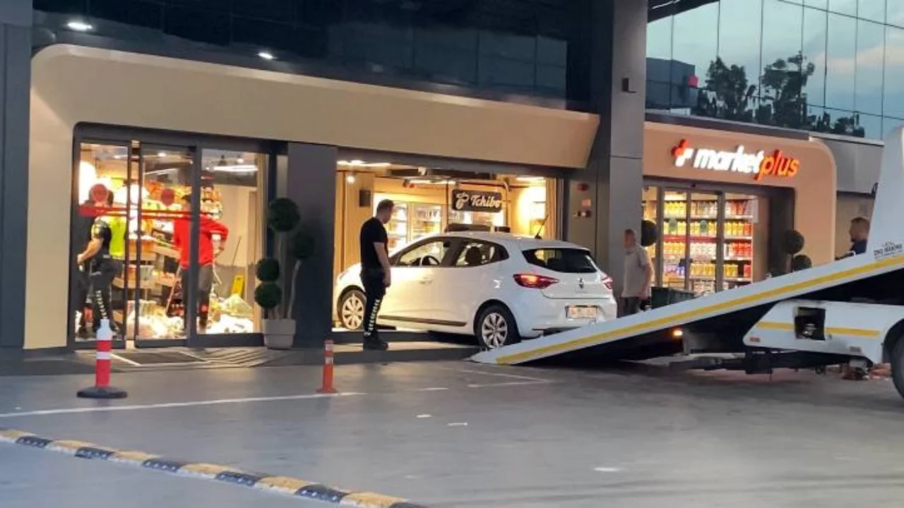 Akaryakıt istasyonunda panik! Otomobil markete girdi, yaralı var...