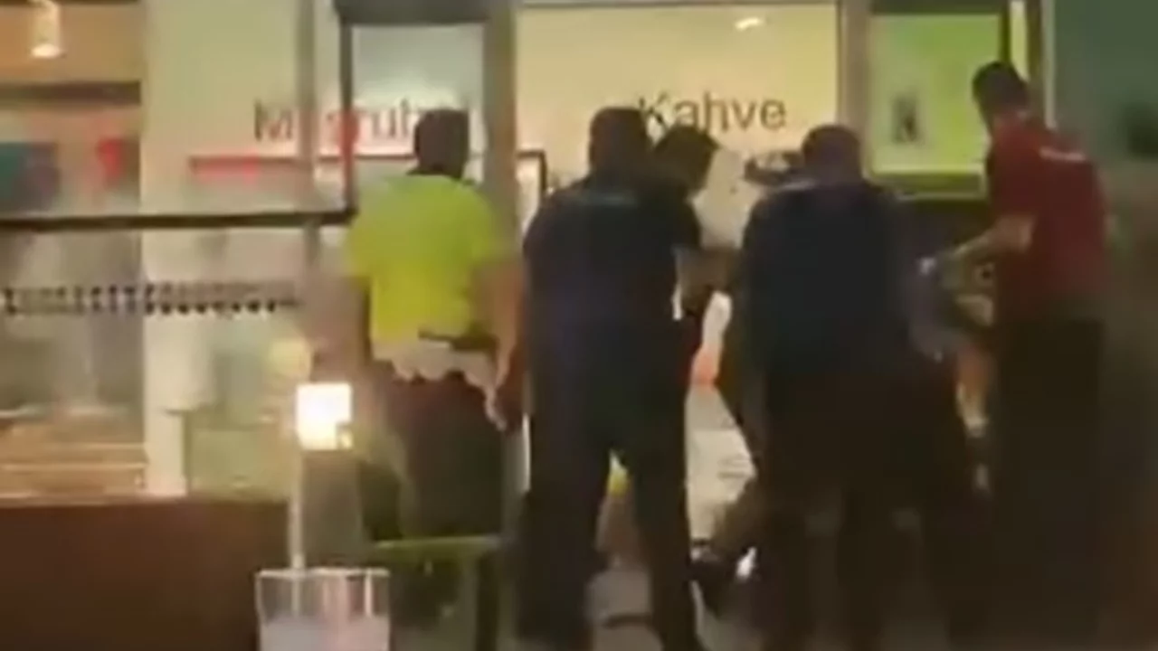 Dehşet anbean kaydedildi! 4 polisi bı&ccedil;aklayan saldırgan kamerada...