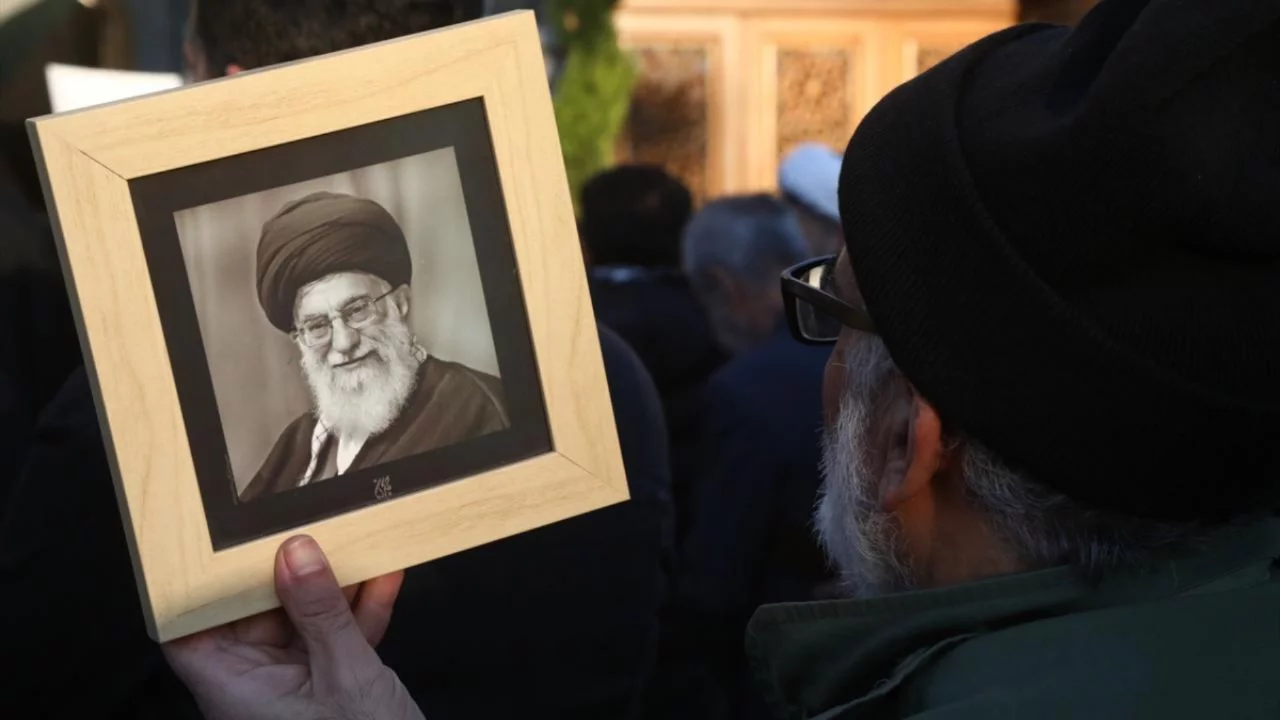 Kerbela'da tarihi kalabalık! Hamaney için cenaze töreni başladı