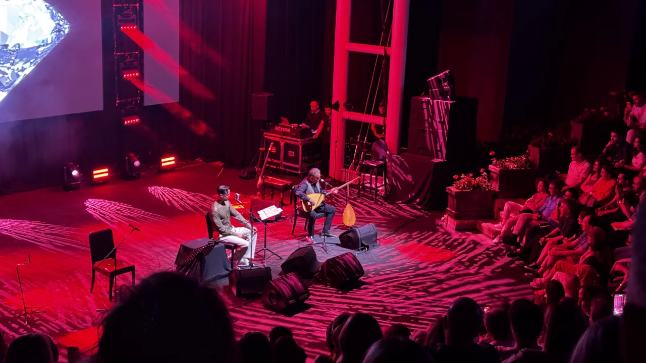 Cem Adrian'dan unutulmaz gece! ENKA A&ccedil;ıkhava'da alkış yağmuru
