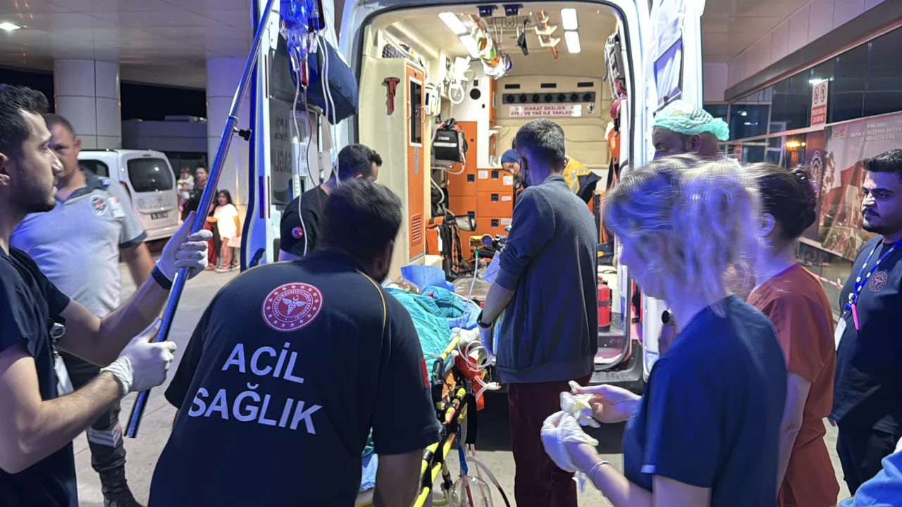 &Ccedil;ocuk parkında dehşet! Eski eşini &ouml;ld&uuml;rd&uuml;, 4 yaşındaki kızı yaralandı...