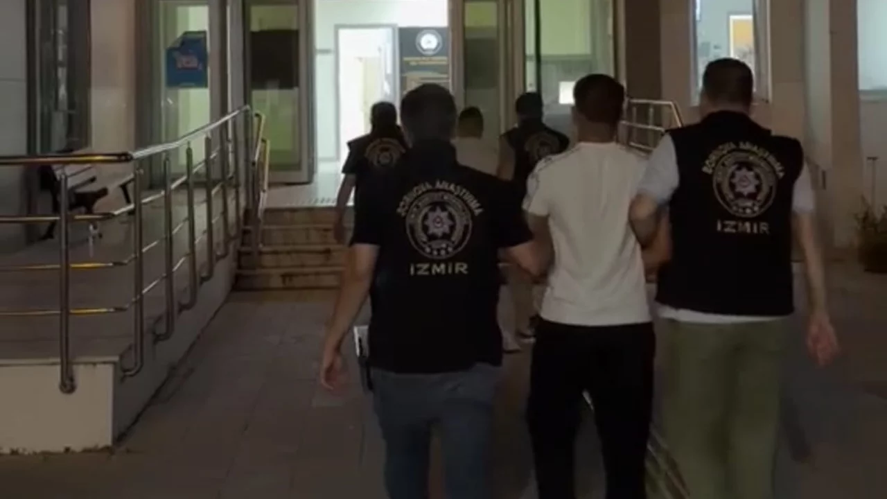 İzmir'de dev sentetik ecza operasyonu! Ticari taksi ve evden 280 bin adet çıktı