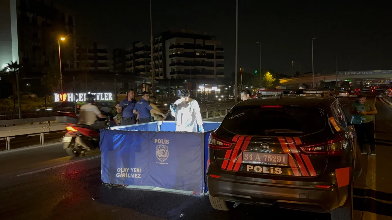 Bakırköy'de E-5'te feci kaza! Yolun karşısına geçmek isteyen yaya hayatını kaybetti