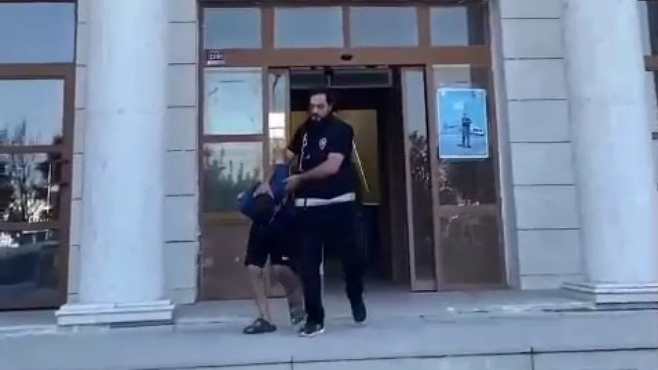 Ayrılmak isteyen eşini &ccedil;ocuklarının &ouml;n&uuml;nde darp eden ş&uuml;pheli tutuklandı