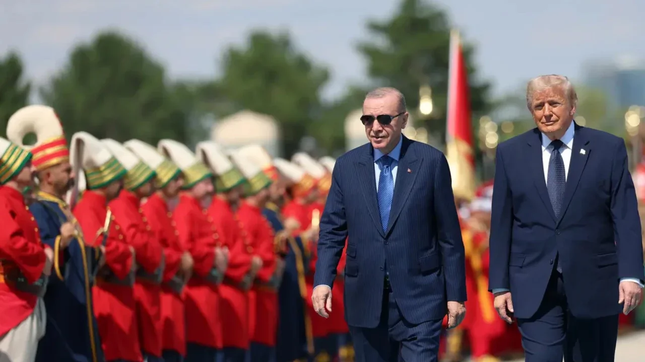 NATO Zirvesi'nde en &ccedil;ok bu an konuşuldu! Erdoğan, liderlerin yeni&ccedil;eri t&ouml;renine ilk tepkisini paylaştı