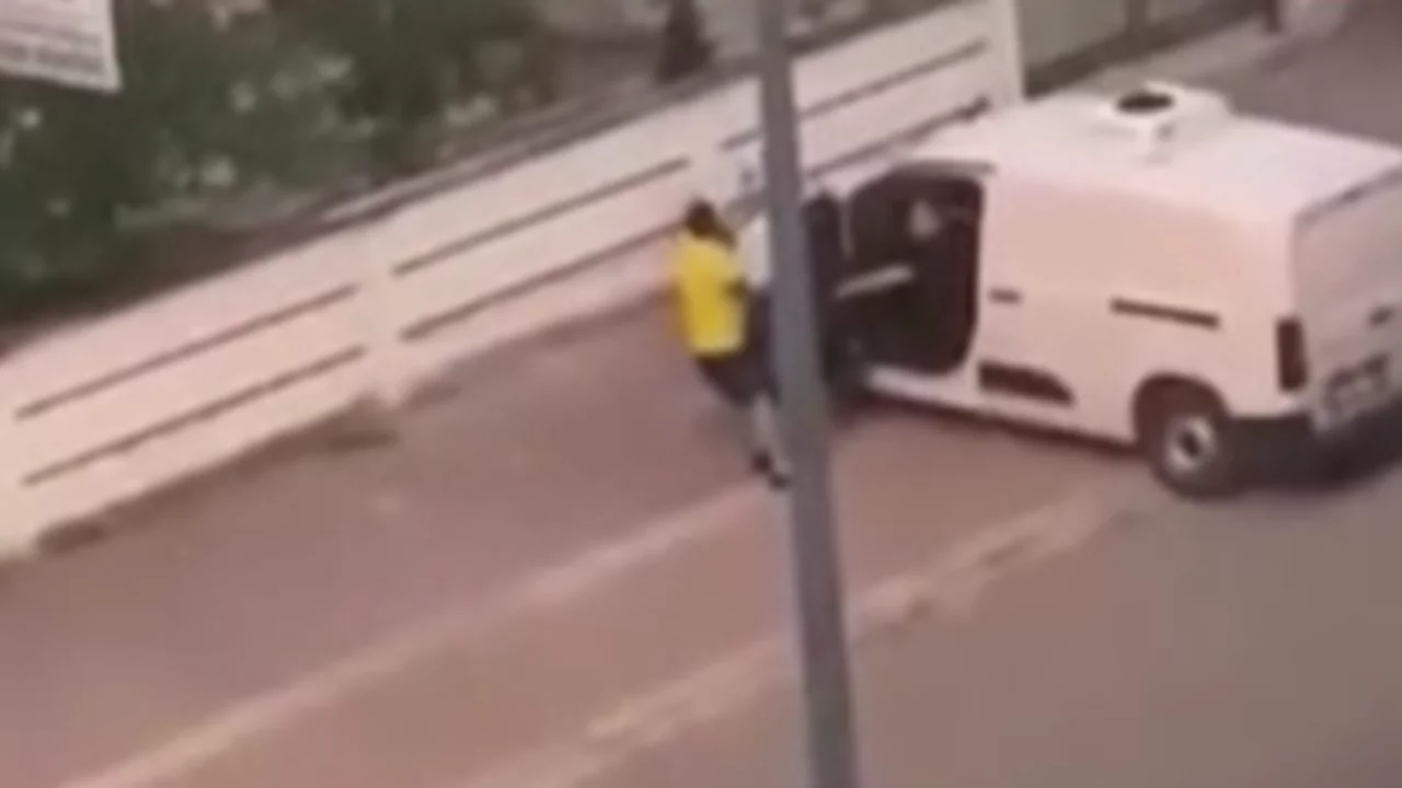 Ka&ccedil;masına izin vermeyince başına gelmeyen kalmadı! Otomobil ile kapı arasında sıkıştı