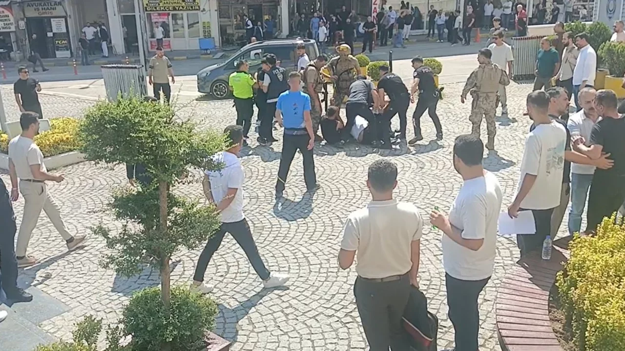 Bursa Adliyesi &ouml;n&uuml;nde ortalık savaş alanına d&ouml;nd&uuml;! 1'i polis 3 yaralı var...