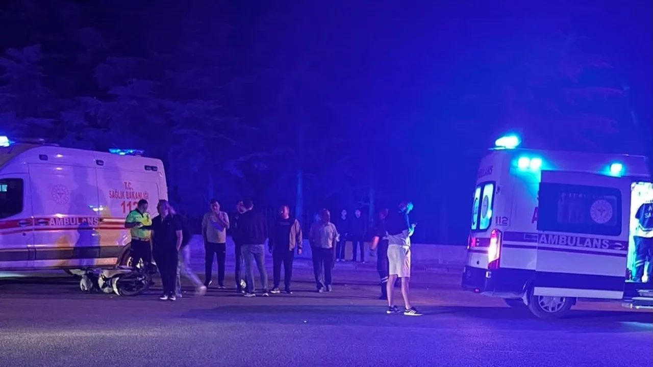 Kavşakta motosiklet kazası! &Ccedil;arpışmada 3 kişi yaralandı