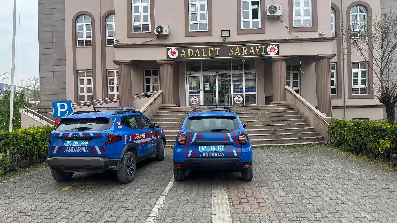 Jandarmadan uyuşturucu operasyonu! Evde kenevir ve esrar ele ge&ccedil;irildi