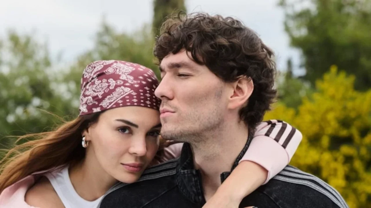 Ebru Şahin ve Cedi Osman aşkında mutlu d&ouml;n&uuml;m noktası! Evliliklerinin 4. yılını romantik paylaşımlarla kutladılar
