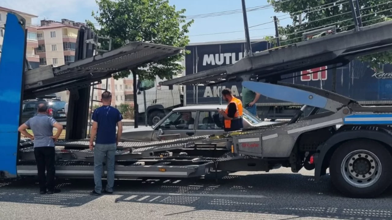 Bursa'da facianın eşiğinden d&ouml;n&uuml;ld&uuml;! Tıra &ccedil;arpan otomobil ters şeride savruldu