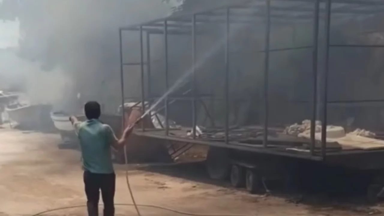 Bursa'da korkutan yangın! Esnaf hortumlarla m&uuml;dahale etti...