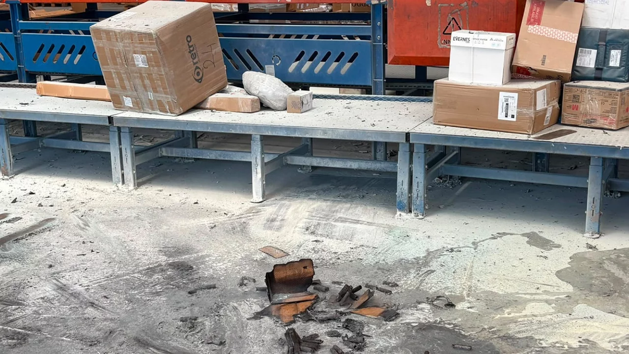 Kargo deposunda panik! Havai fişek bulunan koli alev aldı