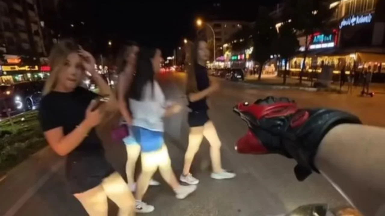 Bursa'da saniyelerle kurtuluş! Sarı ışıkta ge&ccedil;en ara&ccedil; dehşet sa&ccedil;tı
