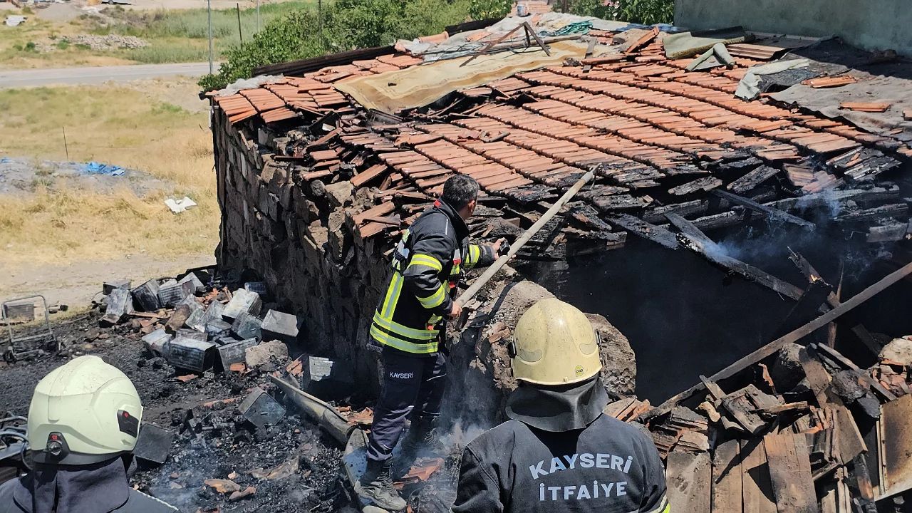 Korkutan k&ouml;m&uuml;rl&uuml;k yangını! Alevler eve sı&ccedil;ramadan kontrol altına alındı