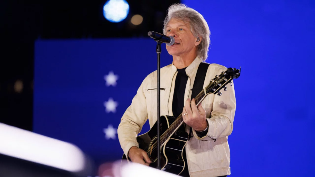 Jon Bon Jovi yıllar sonra sahnede: &Uuml;nl&uuml; rock yıldızı d&ouml;n&uuml;ş konseriyle hayranlarını sevindirdi