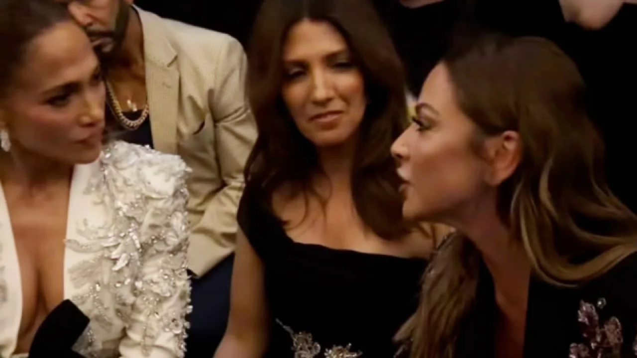 Hadise ve Jennifer Lopez Paris'te buluştu: Moda Haftası'ndaki samimi anlar dikkat &ccedil;ekti