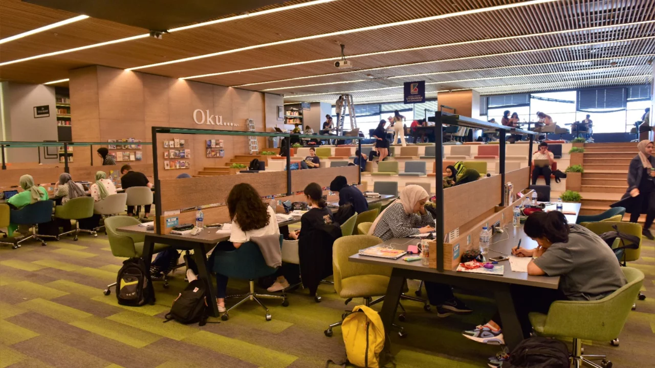 Bursa'da b&uuml;y&uuml;k ilgi g&ouml;ren k&uuml;t&uuml;phaneler rekora koştu! 2,5 milyon kişi ziyaret etti