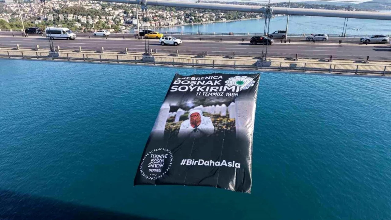 Srebrenitsa soykırımının 31. yıl d&ouml;n&uuml;m&uuml;nde İstanbul Boğaz k&ouml;pr&uuml;lerine pankartlar asıldı