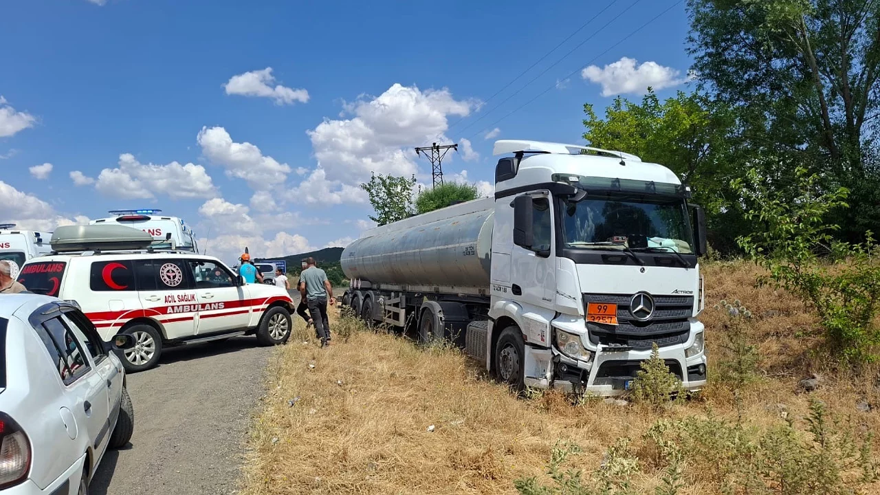 Tır kontrolden çıktı, yaralılar hastaneye kaldırıldı