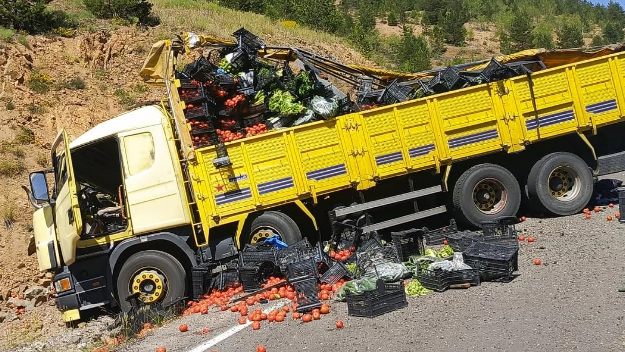 Arkadan &ccedil;arpan sebze y&uuml;kl&uuml; kamyon ortalığı savaş alanına &ccedil;evirdi!