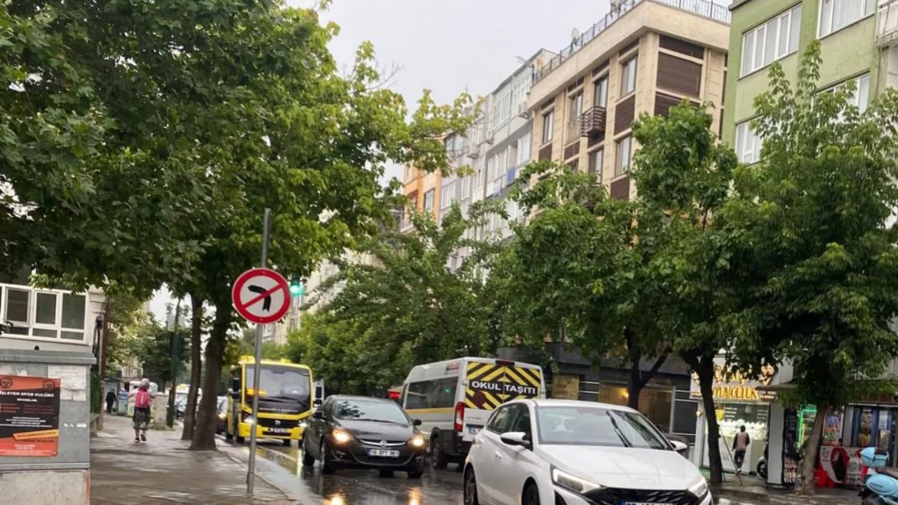 Bursa'da g&ouml;ky&uuml;z&uuml; bir anda karardı! 'Squall Line' kente ulaştı